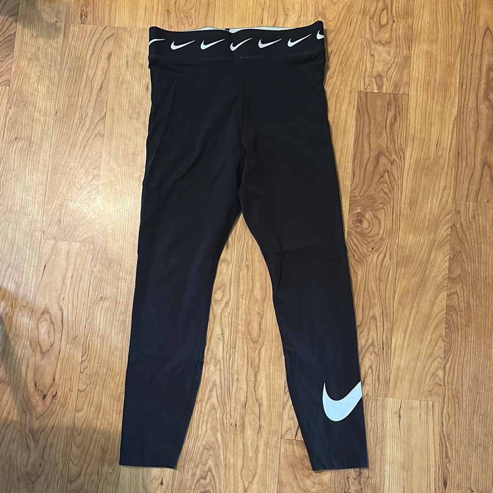 Nike Black Leggings with Elastic Waistband and Full-Length Fit